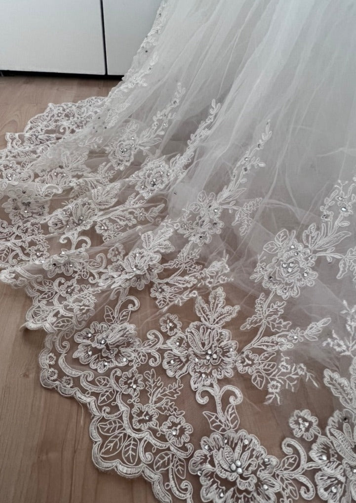 NEW Luxury Wedding Pre-Loved Wedding Dress (Karen)