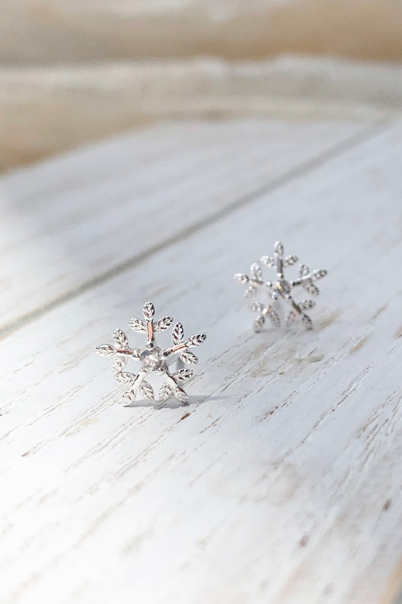 Silver Snowflake studs earrings / Bridal Party Gifts