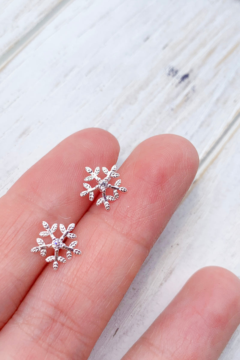 Silver Snowflake studs earrings / Bridal Party Gifts