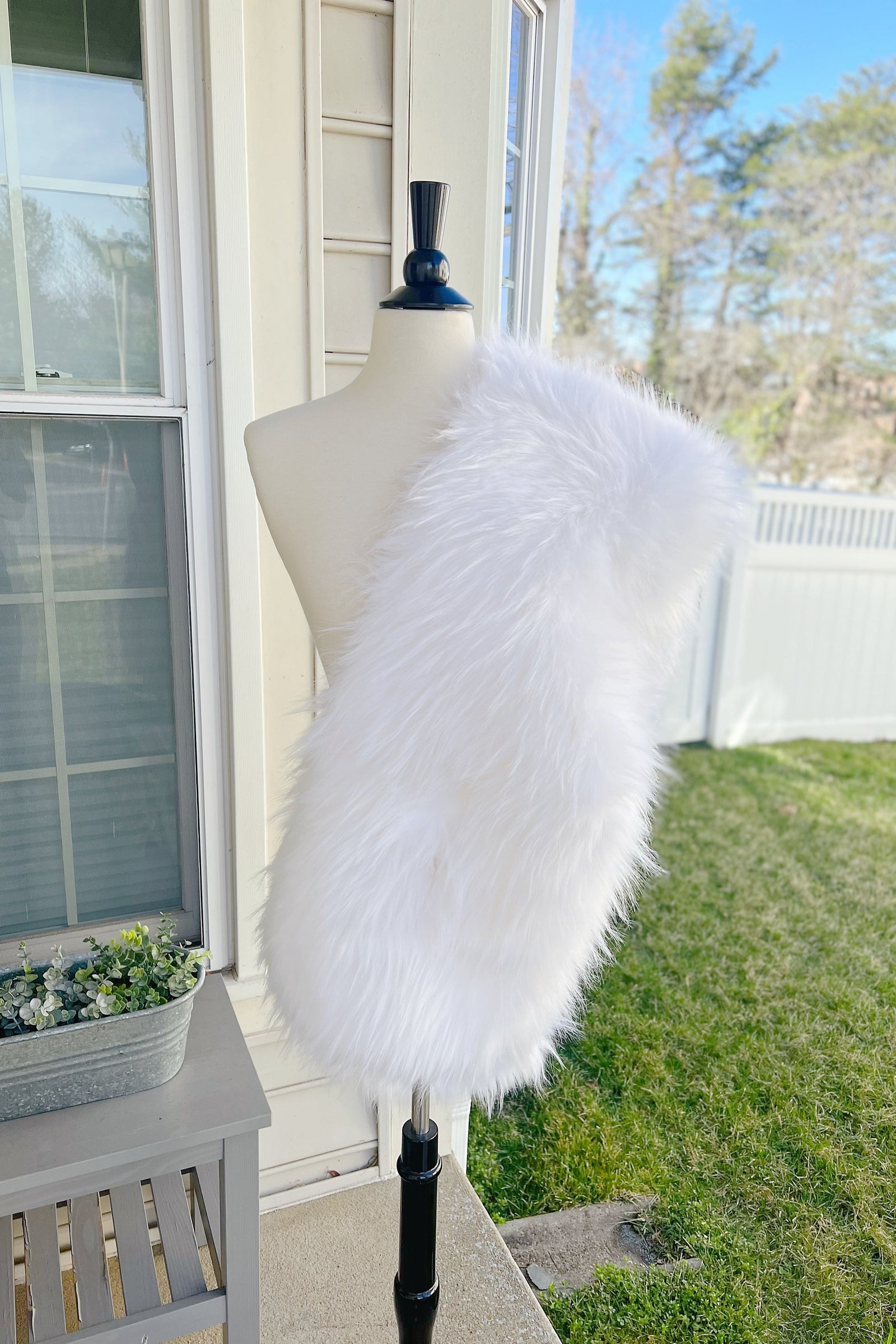 White Fur Shawl (Lilian Pwht02) – Sissily Designs